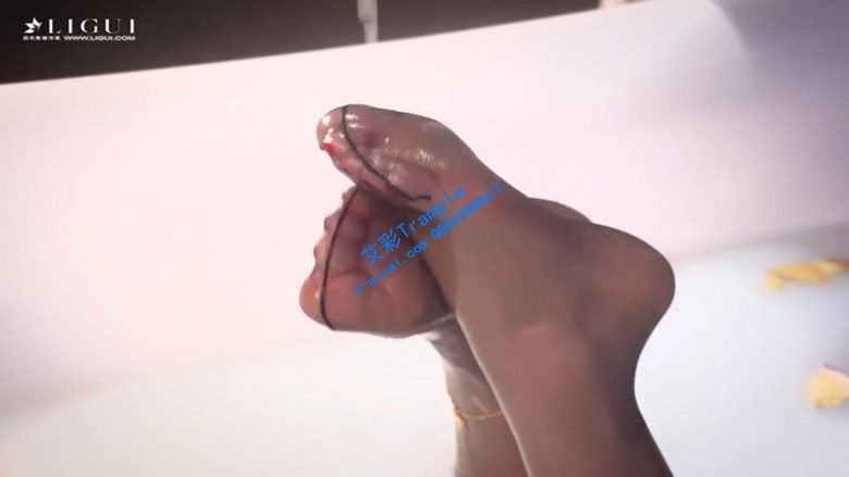 【推荐】性感女神浴缸黑丝美足POV调教