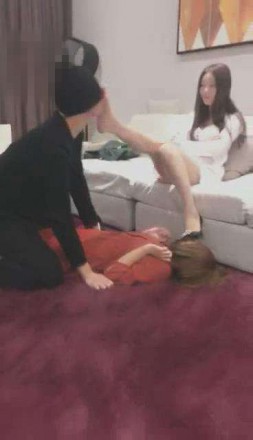 vivi女神最新玩弄淫荡男女奴践踏吃口水