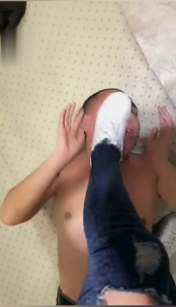 绝美vivi暴力踢脸踢裆发泄