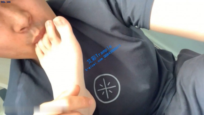 约清纯校花到宾馆舔脚