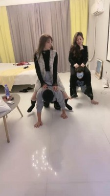 【晴儿】姐妹花玩弄哥俩狗-踢裆/舔靴/骑马 bf22080_HD绳艺资源