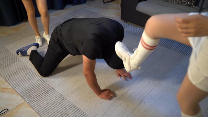 【W.K.T】—巍巍/圆圆双人踢碎色狼下体 YC-220725-4