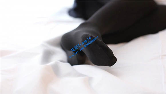 黑丝小白鞋美足