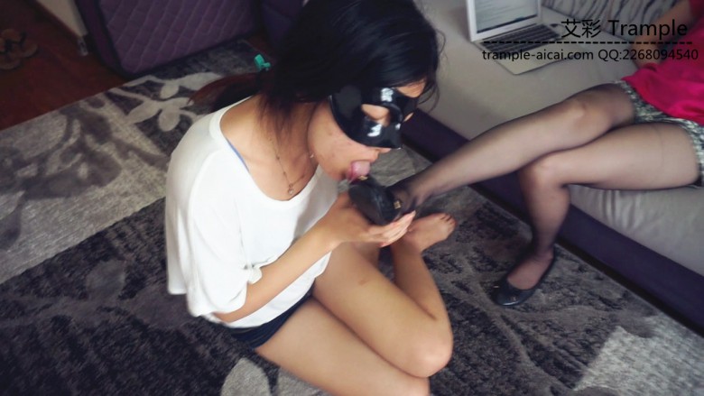 『小妮女女』 M女导员诱导美女学生虐自己