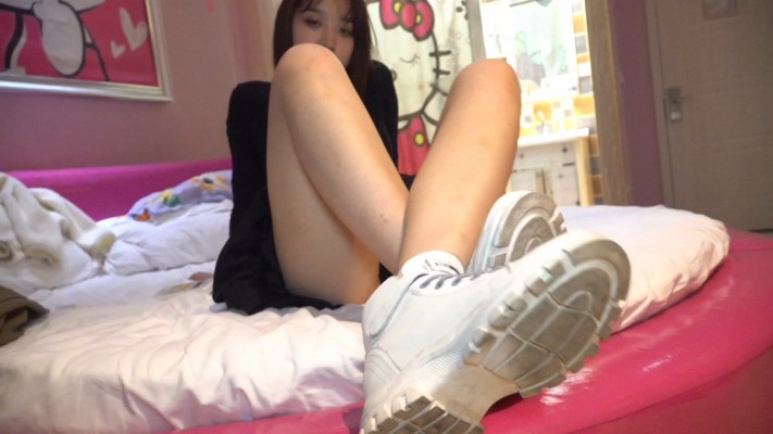 【校园女流氓】Baby POV舔脏鞋闻臭短丝